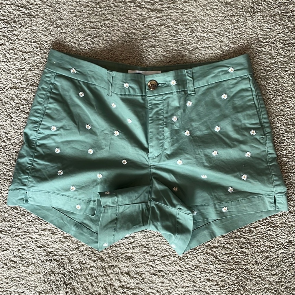 Everyday short by Old Navy with sunflower pattern